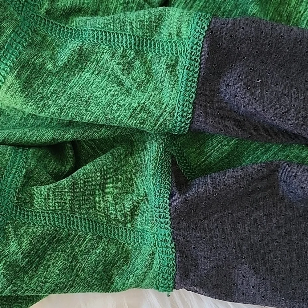 American Eagle AEActive Extreme Flex heather green v-neck tee Size:MT - Picture 8 of 10
